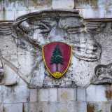 In realt� in origine al posto della figura si trovava un busto di Mussolini, che fu poi rimosso alla fine della guerra